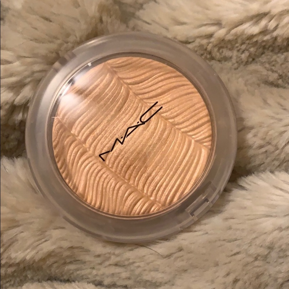 MAC extra dimension skinfinish